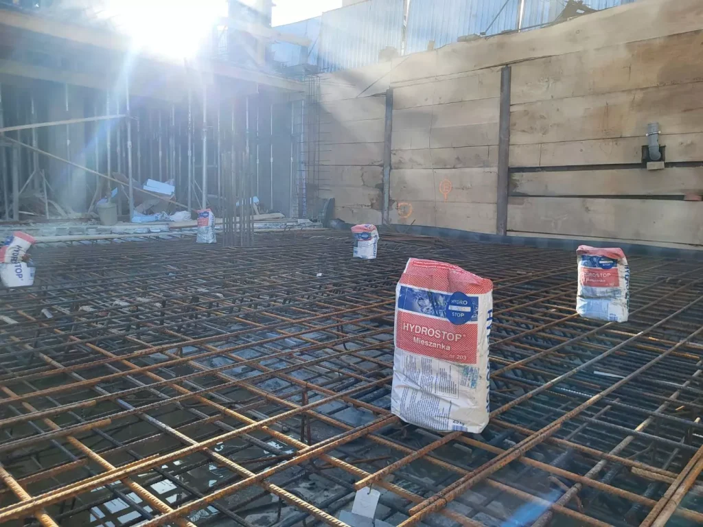 Pekniecia w scianach fundamentowych