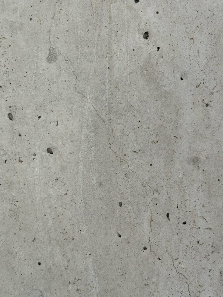 Pęknięcia w ścianach fundamentowych – kiedy to tylko kosmetyka, a kiedy realny problem? 1 image